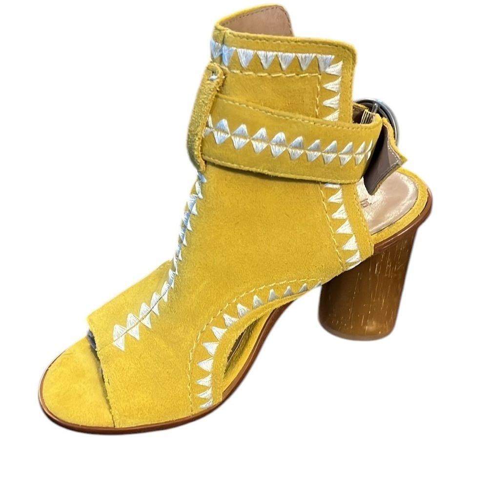 BERNARDO Mustard Split Suede Embroidered Block Heel Open Toe Sandal Size 6 - Picture 9 of 9